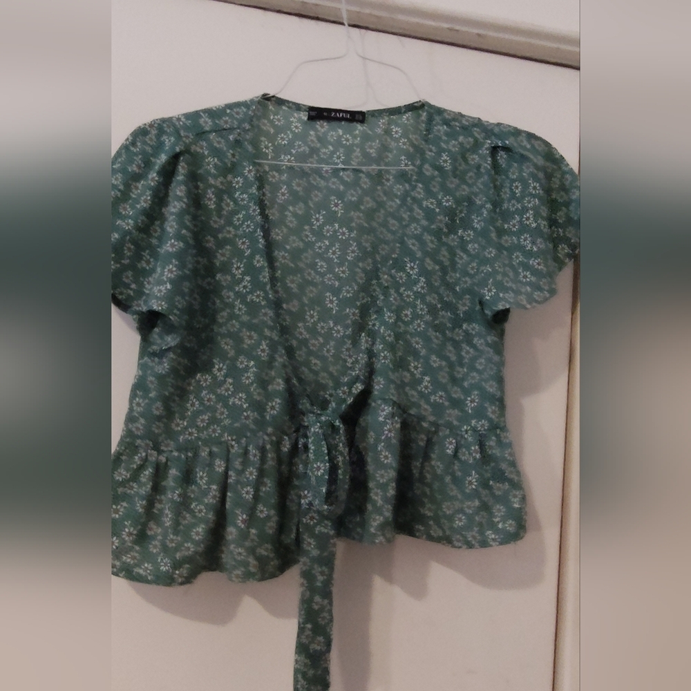 Women's size 6 green blouse tie in front
